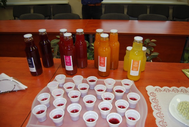 Degustacja nowych soków wytworzonych z owoców mało znanych, takich jak: żurawina, rokitnik, pigwowiec w Instytucie Ogrodnictwa w Babtai na Litwie.