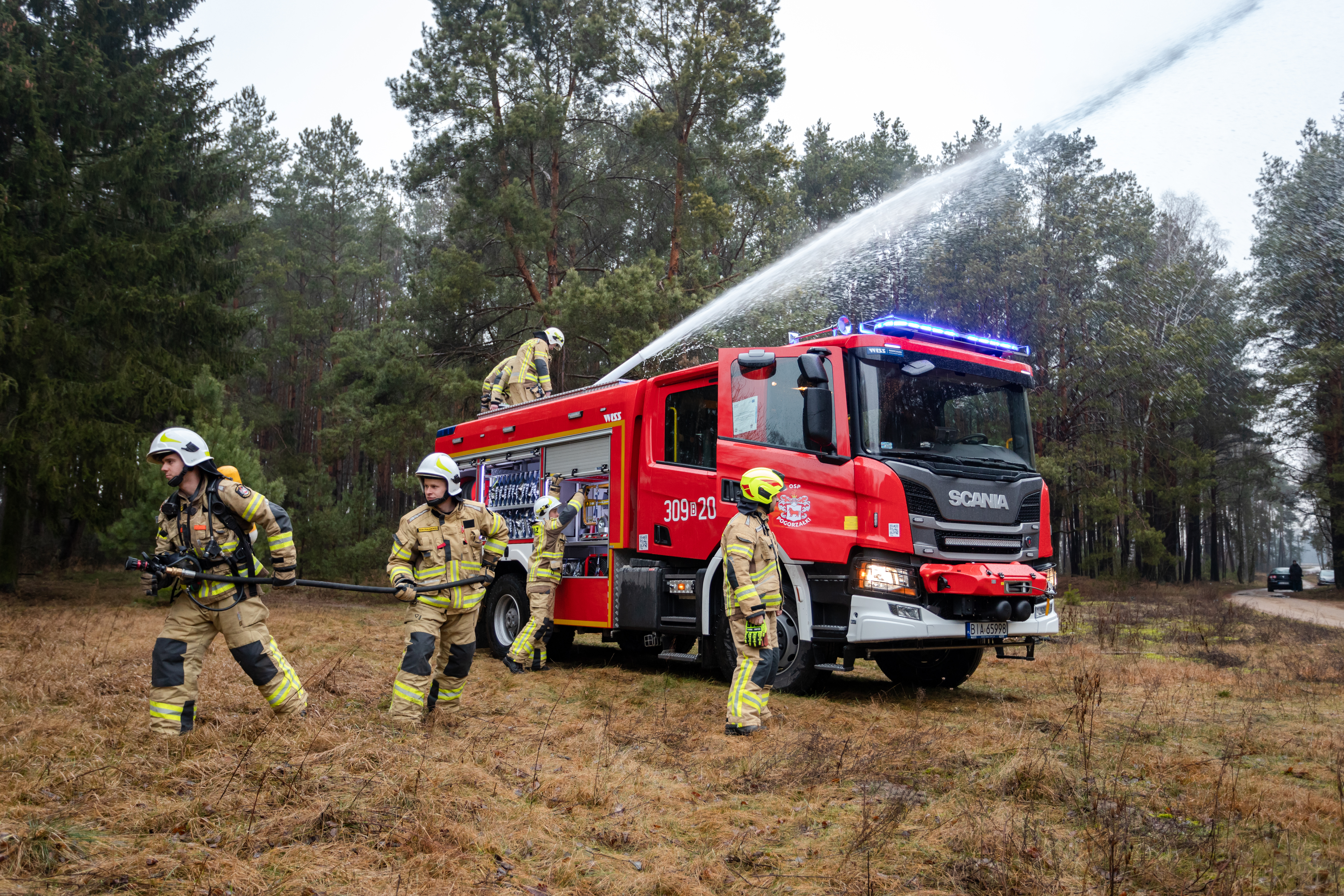Strażacy podczas akcji gaszenia pożaru  w Biebrzańskim Parku Narodowym