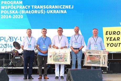 Od lewej dyrektorzy Leszek Buller (Centrum Projektów Europejskich), Bogdan Kawałko (UMWL), prezydent Zamościa Andrzej Wnuk, dyrektorzy Rafał Baliński (MFiPR DWT), Roman Shepelyak (LOAP) pozują do wspólnego zdjęcia.